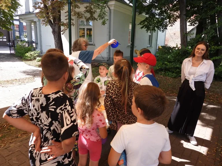 Naukowe przygody w ostrowskiej bibliotece (zdjęcia, wideo)