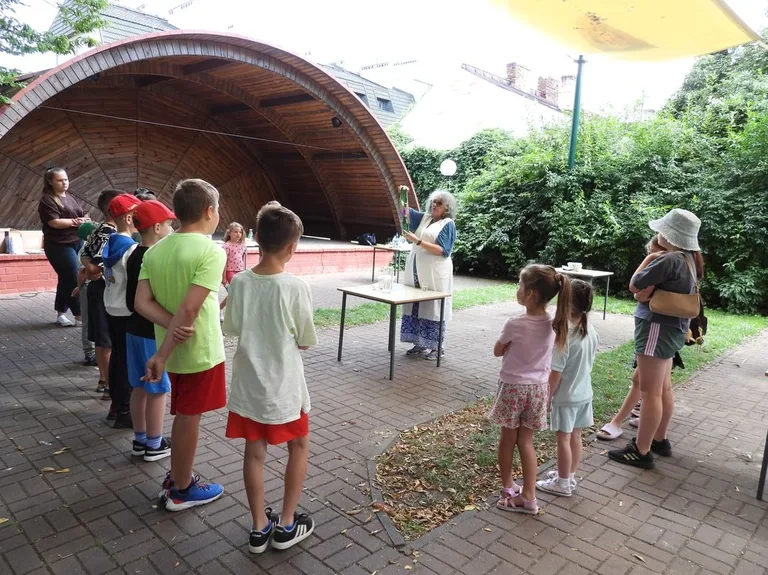 Naukowe przygody w ostrowskiej bibliotece (zdjęcia, wideo)