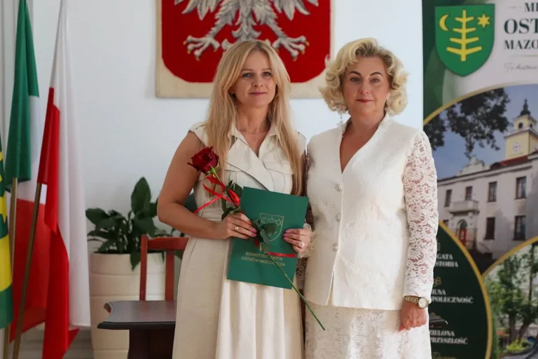 15 nauczycieli z Ostrowi awansowało. W ratuszu złożyli ślubowanie i odebrali akty nadania (zdjęcia, lista awansowanych)