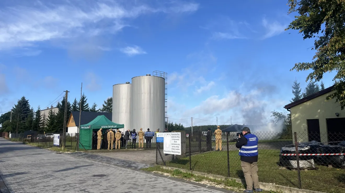 Dron spadł na teren ujęcia wody w Broku. Ruszyła akcja służb! (zdjęcia, wideo)