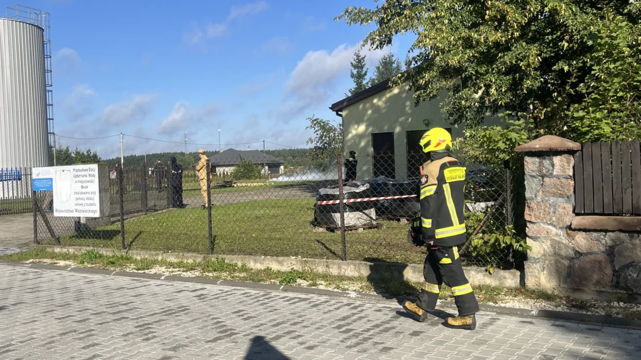 Dron spadł na teren ujęcia wody w Broku. Ruszyła akcja służb! (zdjęcia, wideo)