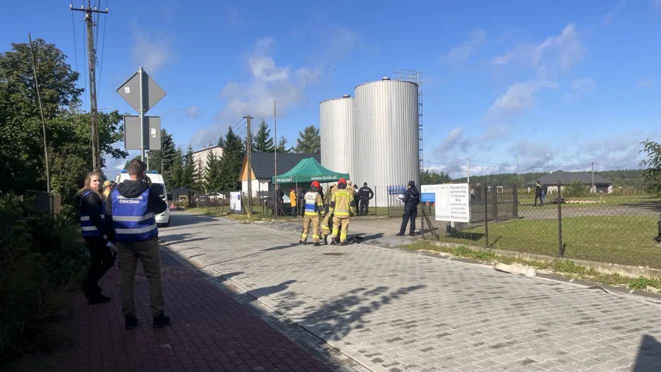 Dron spadł na teren ujęcia wody w Broku. Ruszyła akcja służb! (zdjęcia, wideo)