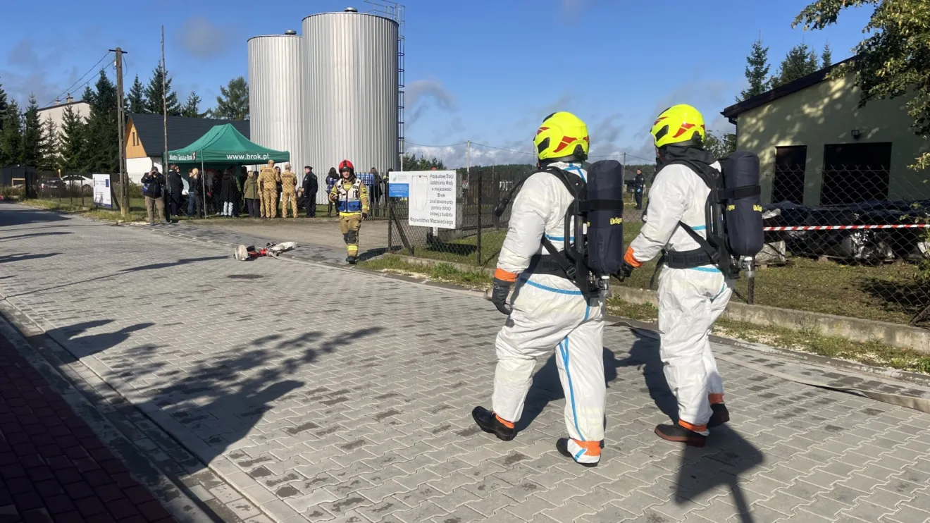 Dron spadł na teren ujęcia wody w Broku. Ruszyła akcja służb! (zdjęcia, wideo)