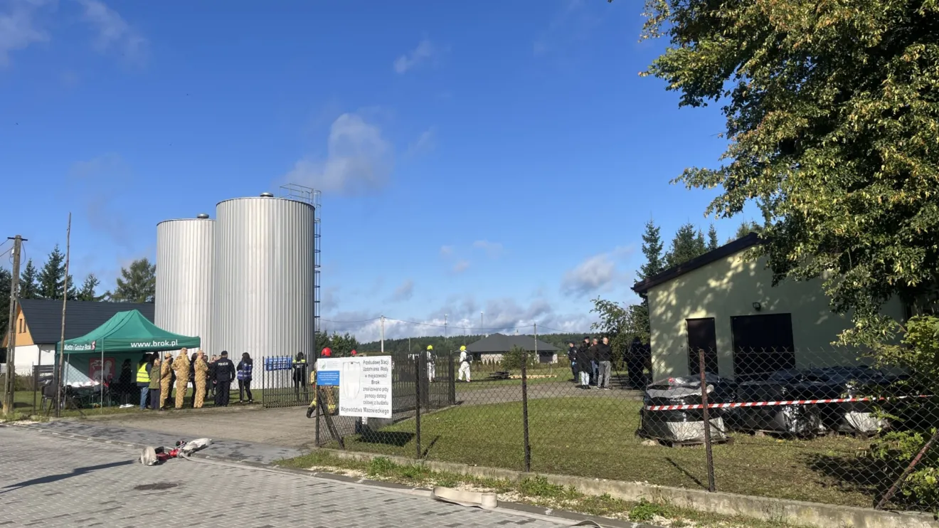 Dron spadł na teren ujęcia wody w Broku. Ruszyła akcja służb! (zdjęcia, wideo)
