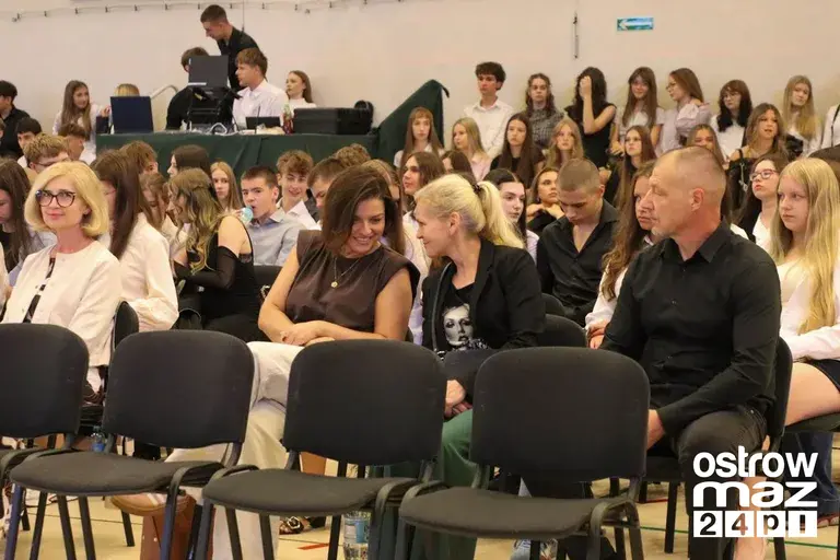 'Koperniczek' rozpoczął nowy rok szkolny. Ponad 600 uczniów wróciło do szkolnych ławek (zdjęcia)