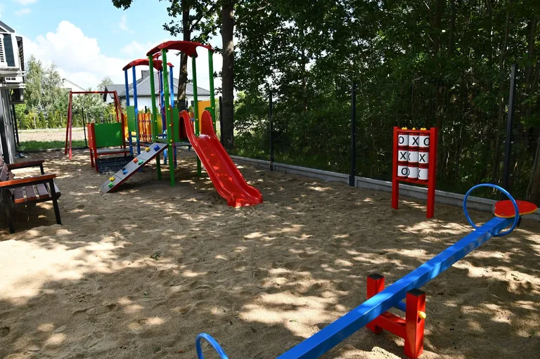 Nowe place zabaw w gminie Brok. Dzieci mają teraz miejsca do zabawy. Fot. UMiG Brok