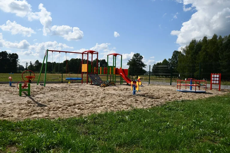 Nowe place zabaw w gminie Brok. Dzieci mają teraz miejsca do zabawy. Fot. UMiG Brok