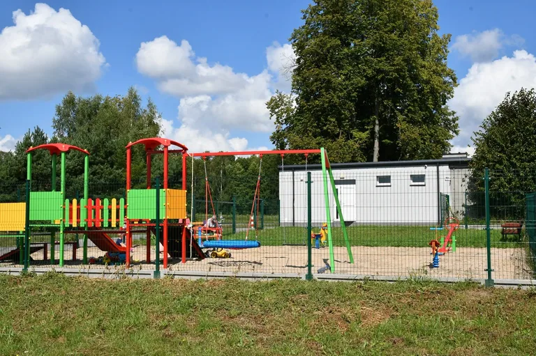 Nowe place zabaw w gminie Brok. Dzieci mają teraz miejsca do zabawy. Fot. UMiG Brok