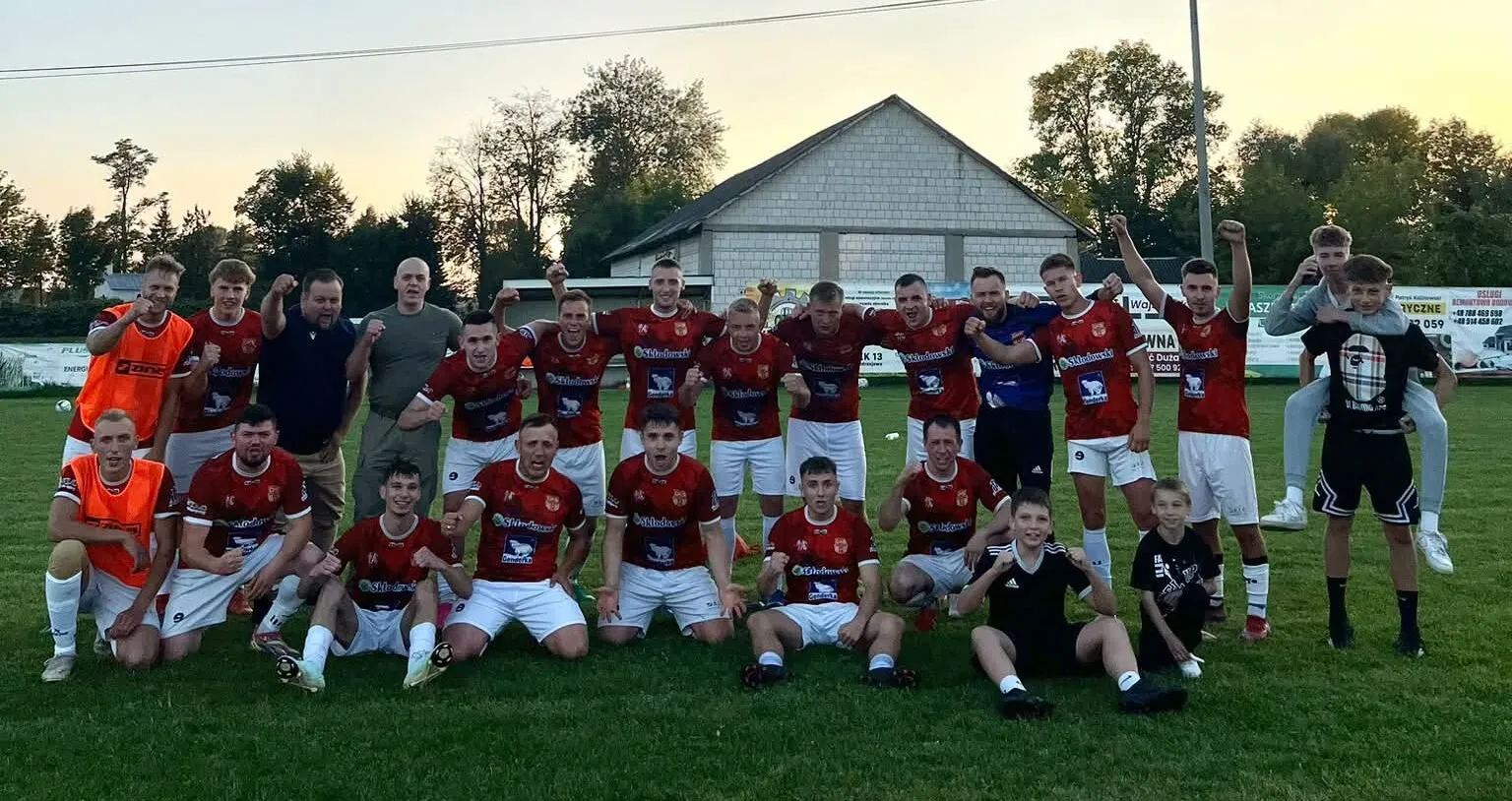 Długo było 0:0. Końcówka w Dobrem przyniosła dwa gole i czerwoną kartkę