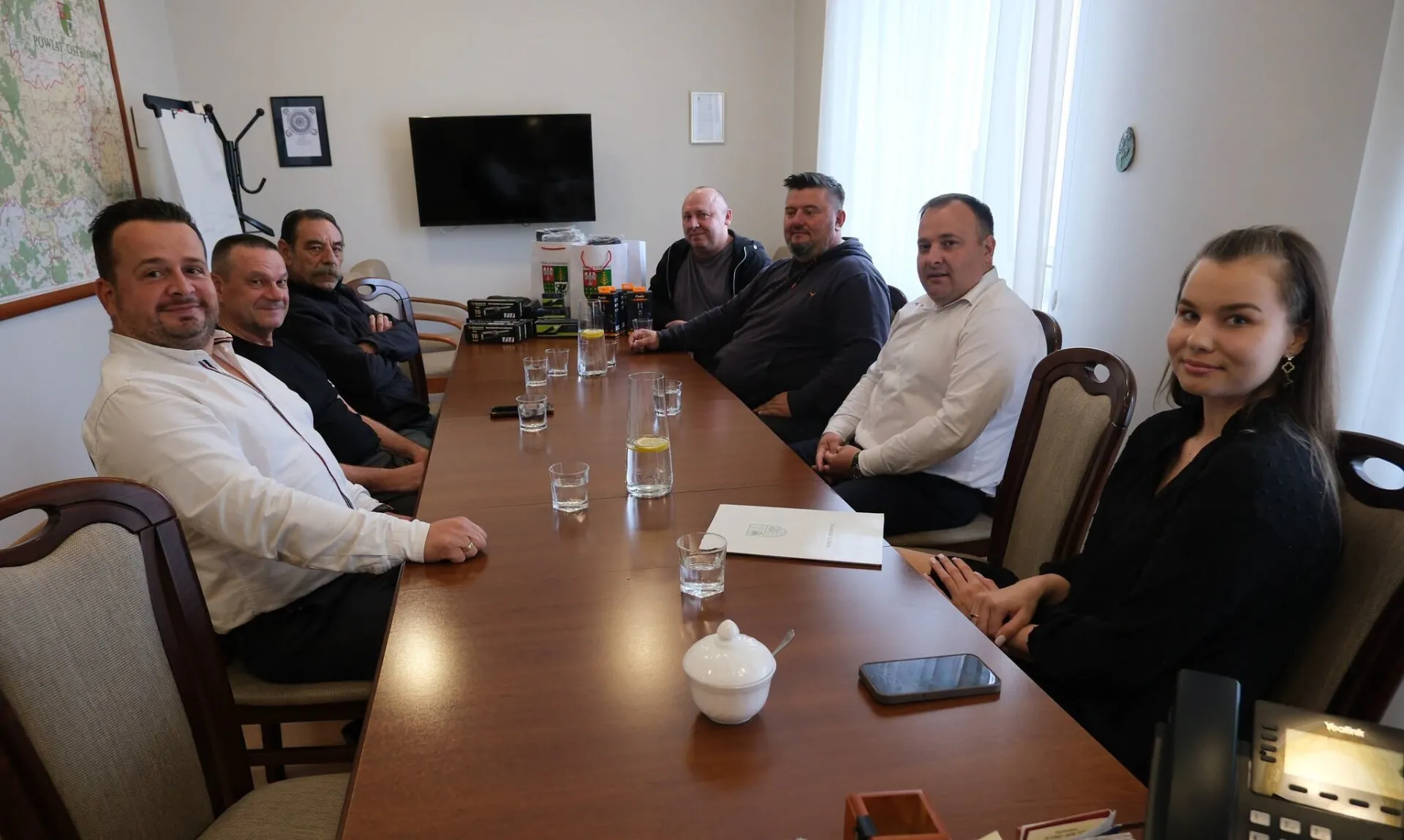 Powiat Ostrowski wsparł Społeczną Straż Rybacką. Przekazano nowe wyposażenie