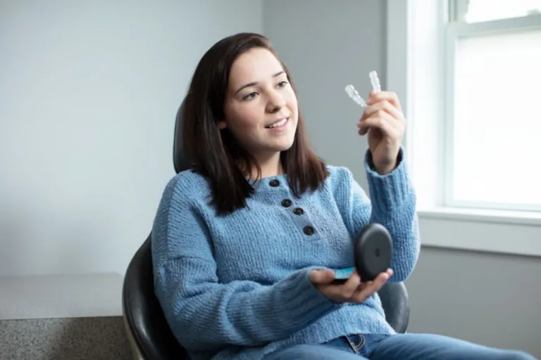 Proste zęby bez metalowego aparatu - jakie możliwości daje leczenie nakładkami Invisalign® w Warszawie?