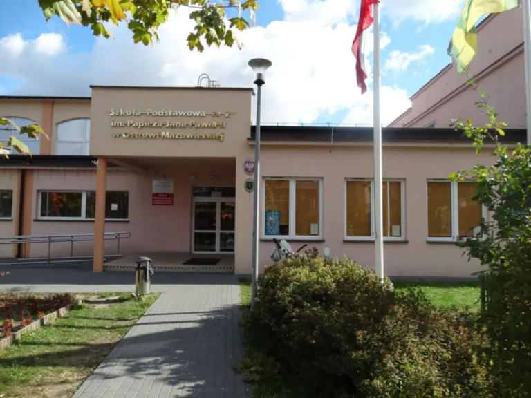 SP nr 2 w Ostrowi reaguje po ataku w Ostrołęce. Jest komunikat do rodziców