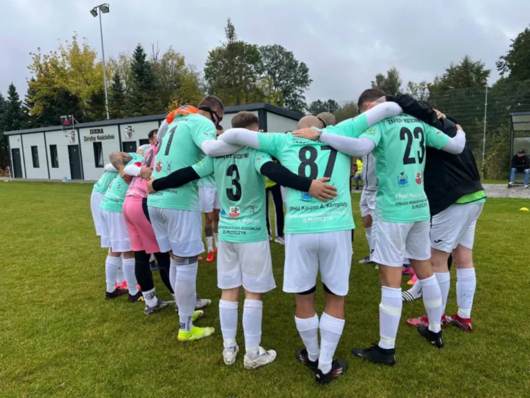 Do przerwy było tylko 1:2. Po zmianie stron w Zarębach Kościelnych ruszyła lawina