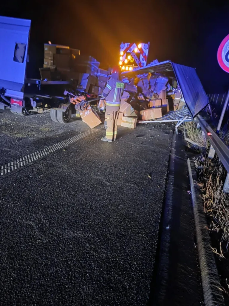 Nocny wypadek na S8. Iveco wjechało w zabezpieczenie remontowanego odcinka