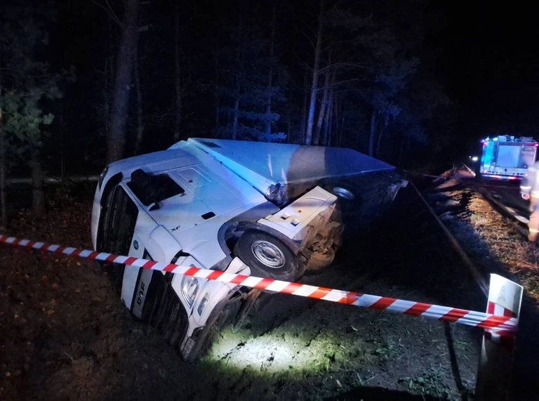 Ciężarówka w rowie. Do zdarzenia doszło na drodze Małkinia Górna – Kosów Lacki (zdjęcia)