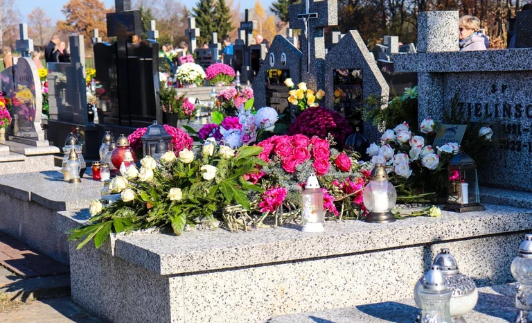 Sprzątanie grobów przed 1 listopada. Ile kosztuje taka usługa? Korzystacie?