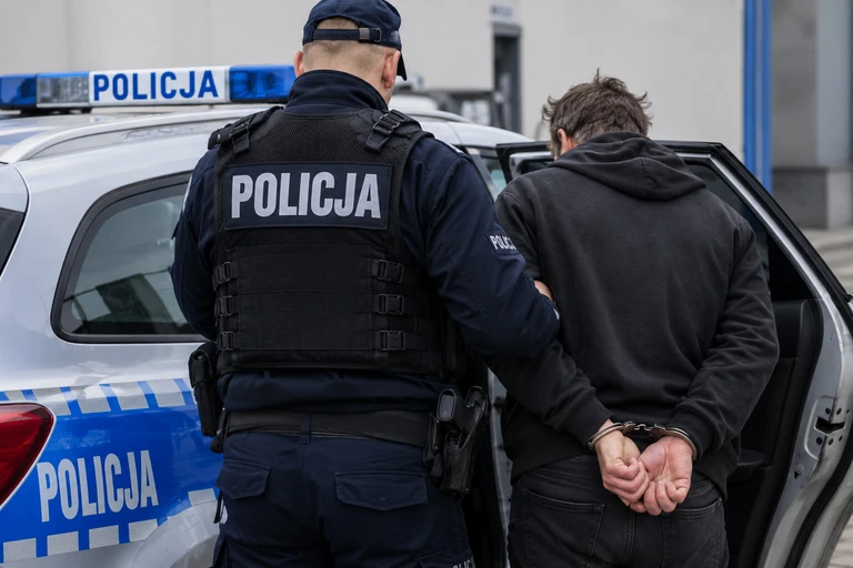 Policjant pojechał do bezdomnego. Skończyło się odjazdem do zakładu karnego