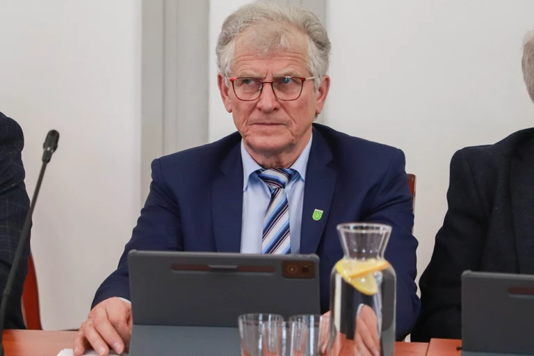 Służbowym autem do domu. Radny Malec pyta o samochód Muzeum Pileckich