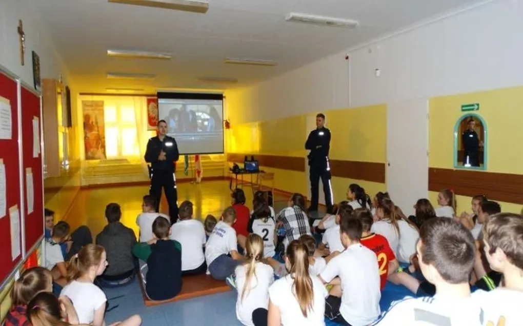 Policjanci z wizytą w Zespole Szkół w Nurze