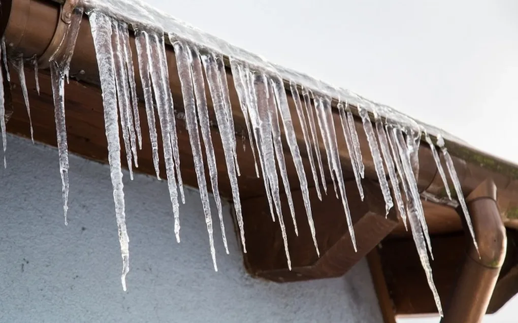 Uważaj na niebezpieczne sople i śnieg na dachach
