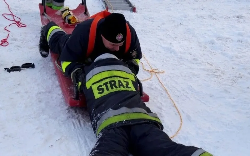 Strażacy ochotnicy przeprowadzili szkolenie na lodzie (zdjęcia, wideo)