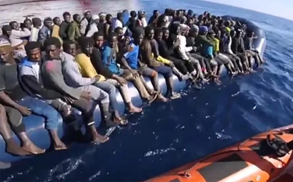 Ponad 1260 imigrantów uratowano na morzu. Na jednym ze statków były kobiece zwłoki (wideo)