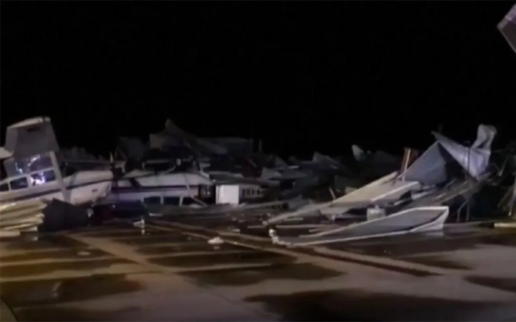 Zniszczone hangary, zerwane linie energetyczne i przewrócone awionetki. Wichura zniszczyła lotnisko w Kansas (wideo)