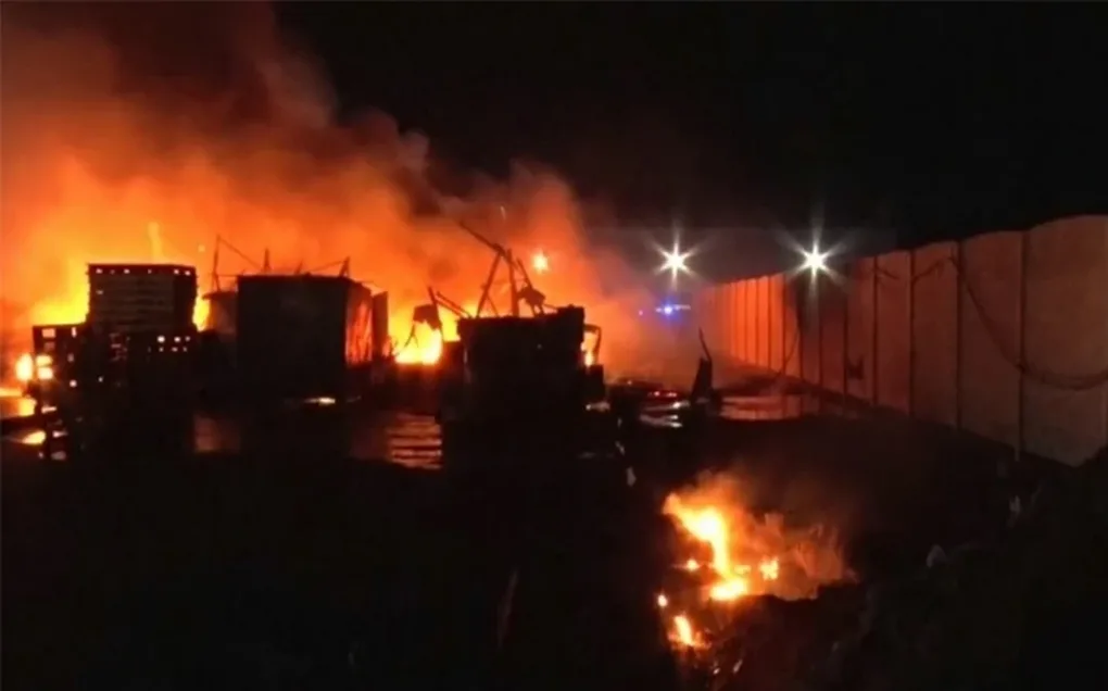 Pożar hurtowni w Gnieźnie. Strażacy zapobiegli rozprzestrzenieniu się ognia (wideo)