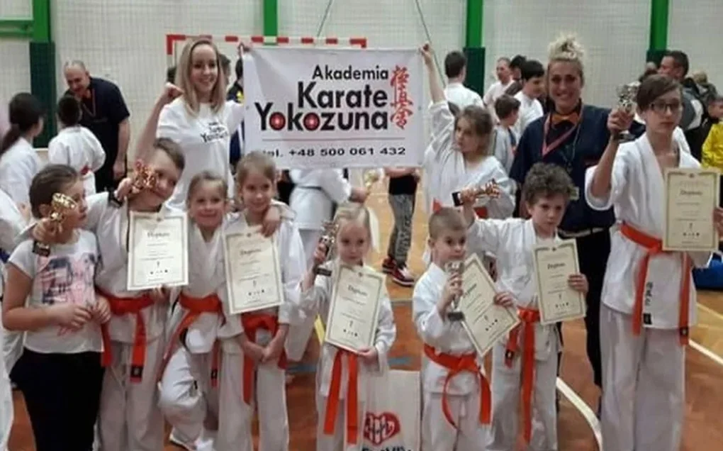 Osiem medali Akademii Karate Yokozuna w Zambrowie