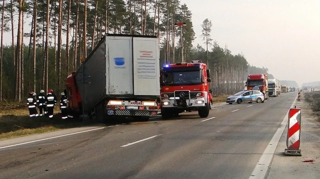 Zderzenie osobówki z ciężarówką. 31-letni kierowca trafił do szpitala (zdjęcia)