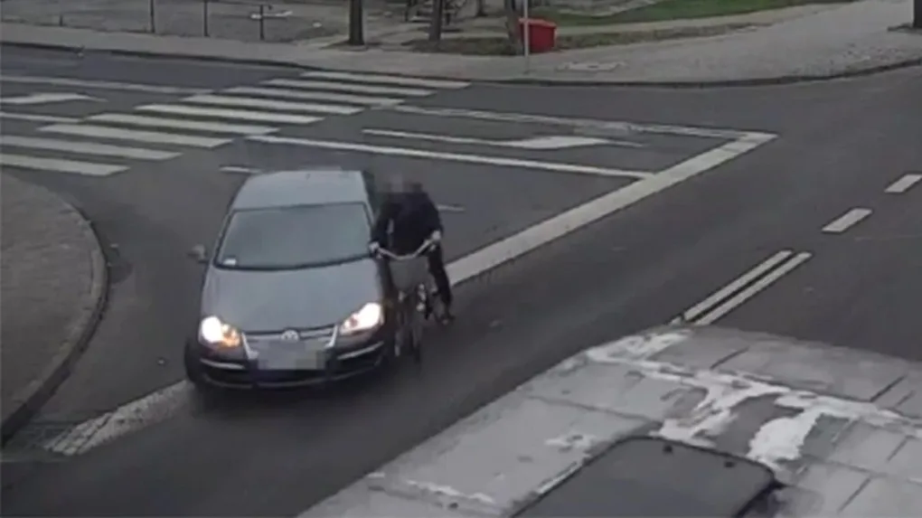 Kierowca samochodu zignorował znak 'STOP' i potrącił rowerzystkę (wideo)