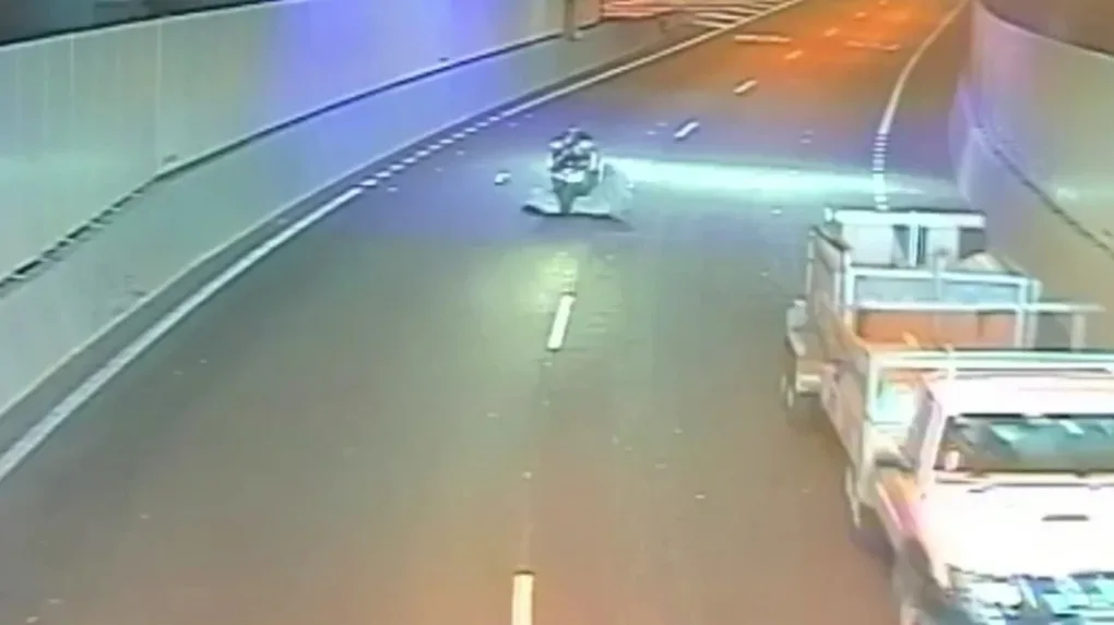 Motocyklista zatrzymany przez materac spadający z naczepy samochodu (wideo)