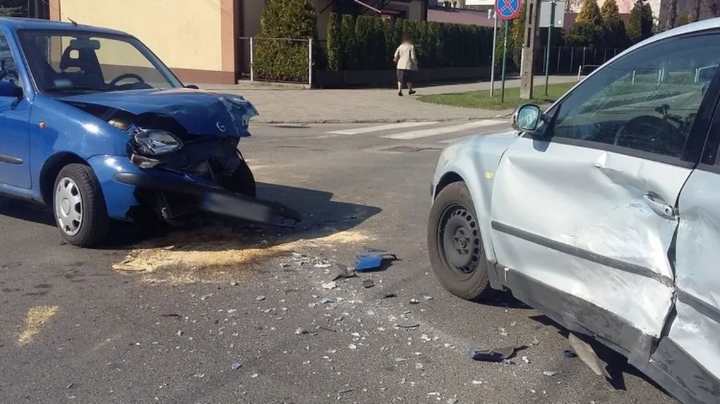 Zderzenie osobówek na ostrowskim skrzyżowaniu (zdjęcia)