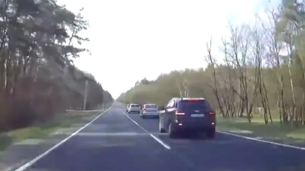Wyprzedzał kilka samochódów na raz, uderzył w radiowóz (wideo)