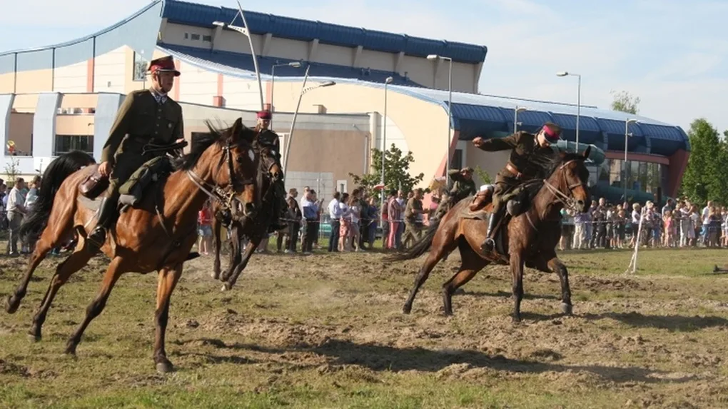 Pokazy jeździeckie kawalerzystów (zdjęcia)