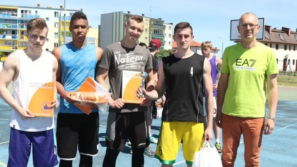 Zacięte batalie w streetballu (zdjęcia, wideo)