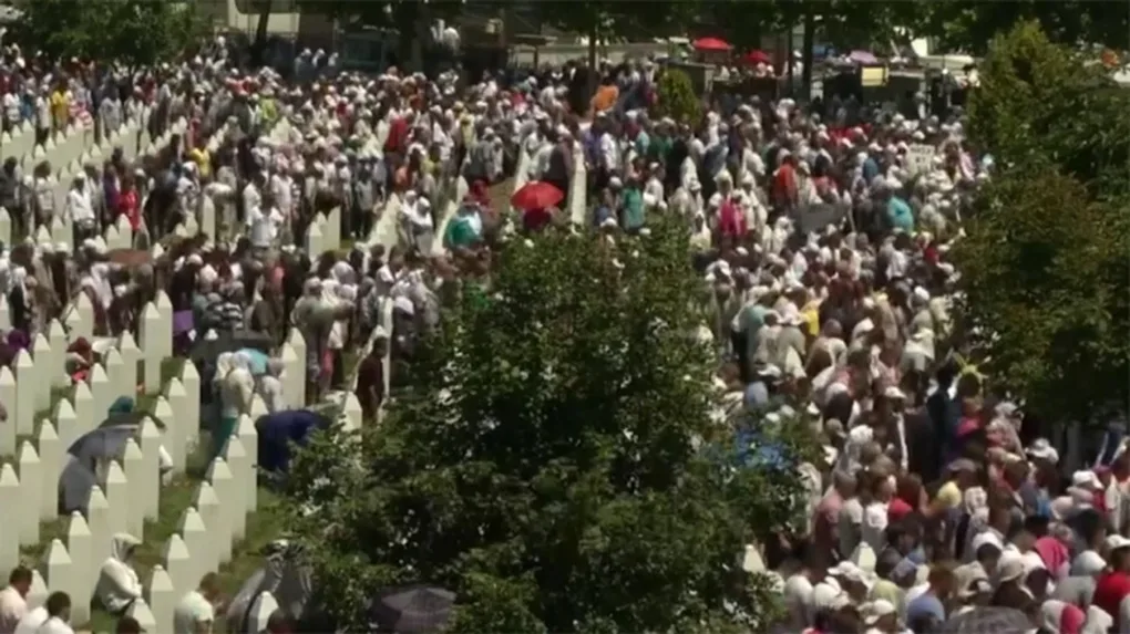 Kilkadziesiąt tysięcy osób wzięło udział w pogrzebie 71 nowo odnalezionych ofiar masakry w Srebrenicy (wideo)