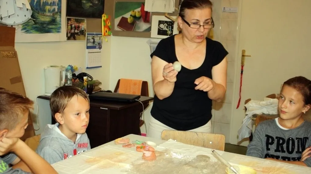Podopieczni świetlicy socjoterapeutycznej na warsztatach ceramicznych (zdjęcia)