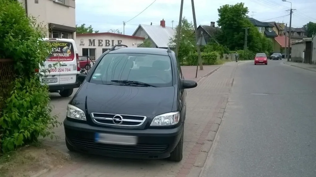 Mistrzowie parkowania przy ul. Broniewskiego (zdjęcia)