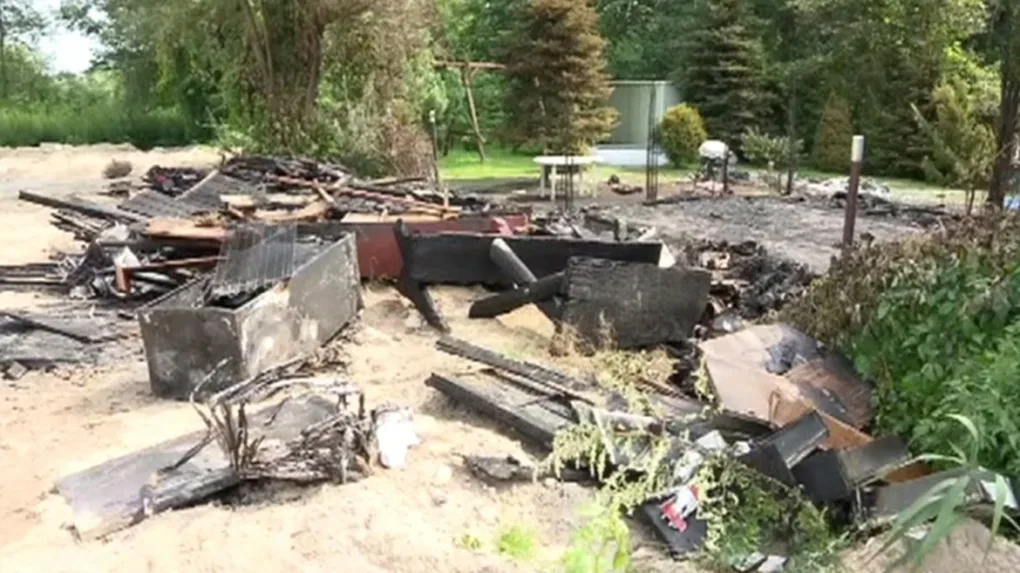Pożar domku letniskowego na Mazowszu. Zginęły trzy osoby, w tym dwoje dzieci (wideo)