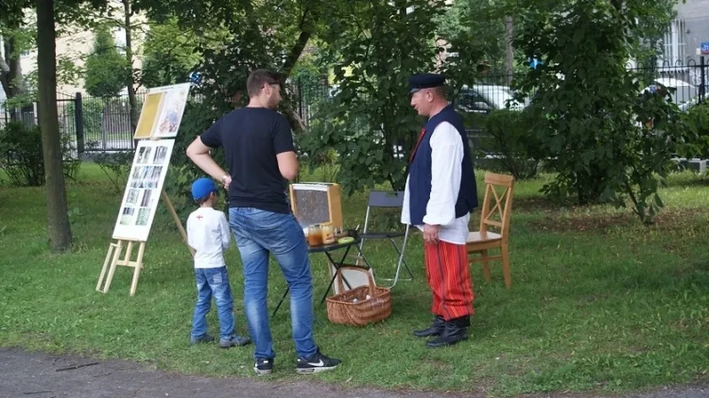 Regionalne miody na pikniku w Warszawie