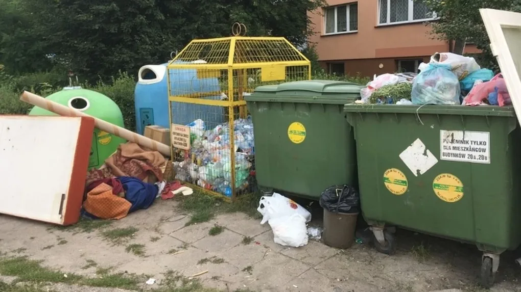 Skrzynka skarg: kipiące śmietniki przy placu Waryńskiego