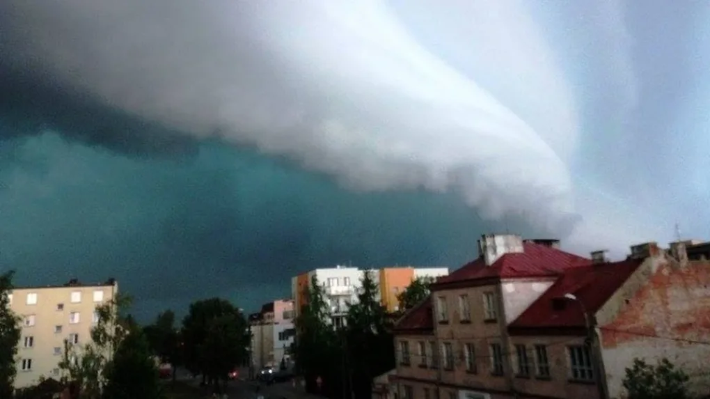 Powalone drzewa i uszkodzony dach skutkiem wichury