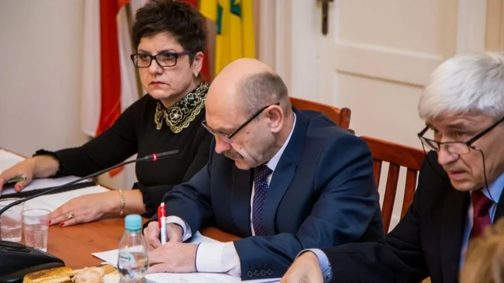 Sesja rady miasta z przekształceniami ostrowskich szkół