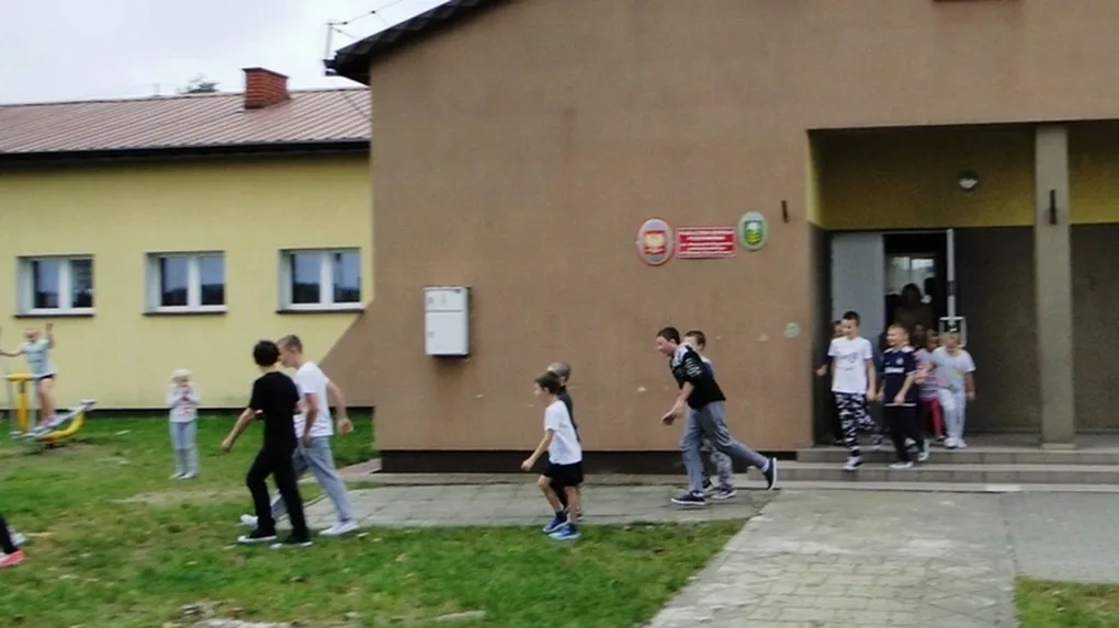 Ewakuacja budynku Szkoły Podstawowej w Nowej Osuchowej (zdjęcia)