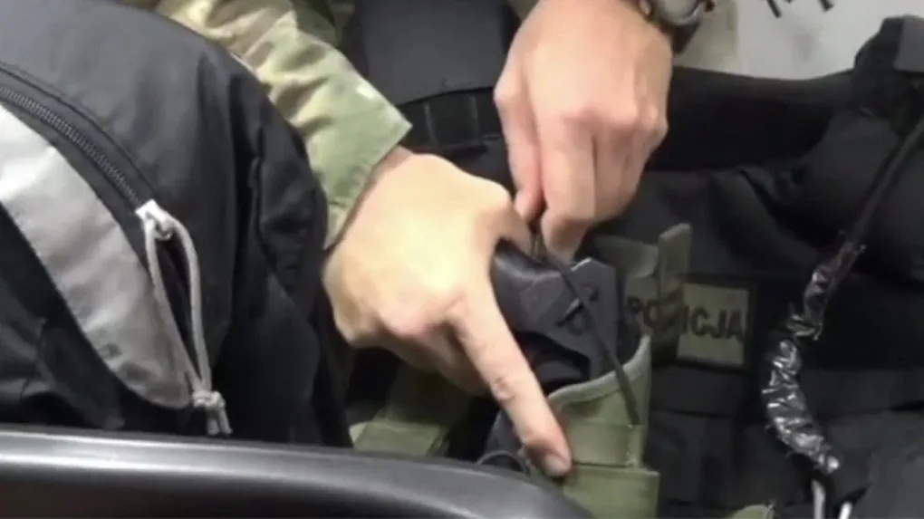 Policjanci rozbili gang handlujący narkotykami i dopalaczami (wideo)