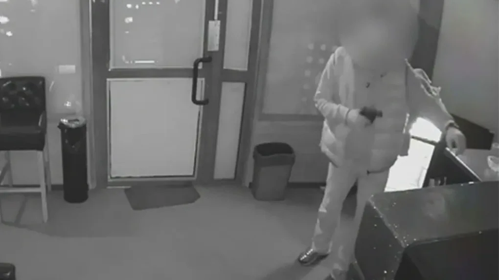 Weszli do salonu gier, wyjęli rewolwer i gaz, ukradli pieniądze (wideo)
