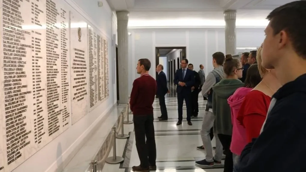 Młodzież z powiatu ostrowskiego zwiedziła PGE Narodowy i sejm (zdjęcia)