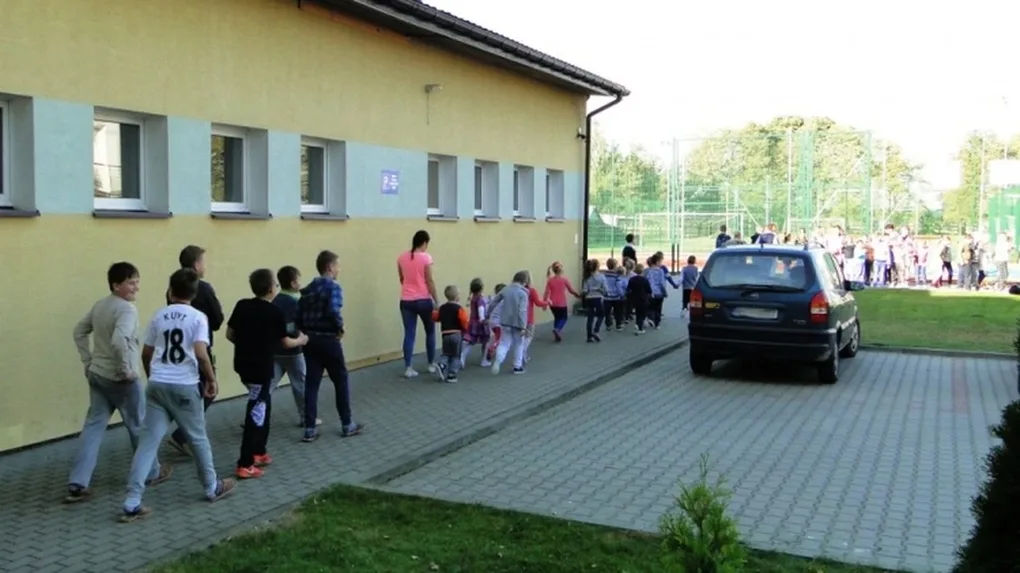Ewakuowano około 150 osób ze szkoły w Jelonkach (zdjęcia)