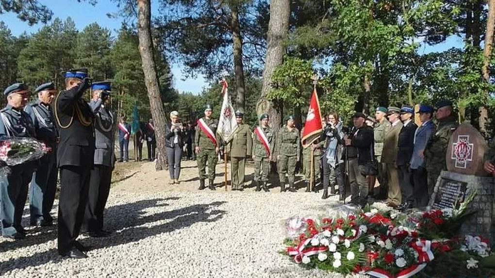 Odsłonili tablicę upamiętniającą ppor. Aleksandra Kuleszę (zdjęcia)